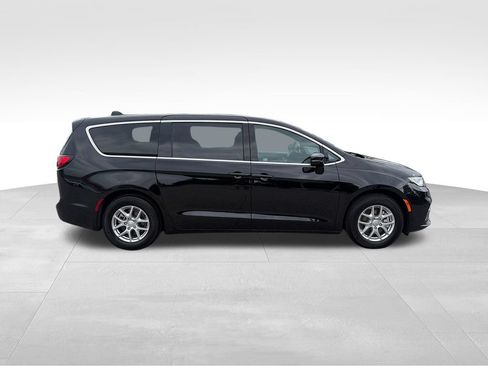 Used 2025 Chrysler Pacifica Select FWD image 7