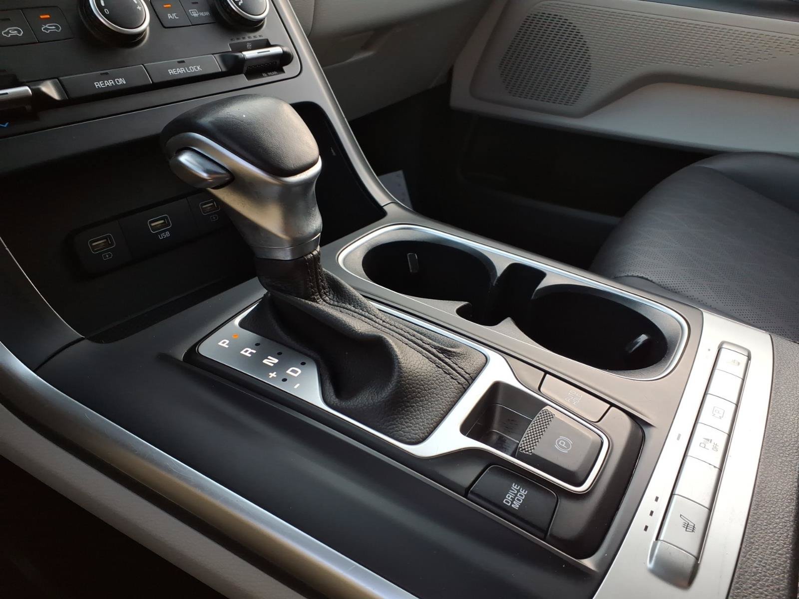 Used 2024 Kia Carnival LX FWD image 19