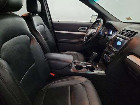 Used 2017 Ford Explorer XLT w/ Equipment Group 202A AWD/4WD image 21