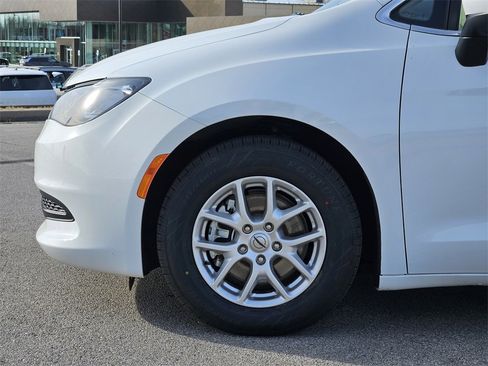 Used 2023 Chrysler Voyager LX image 6