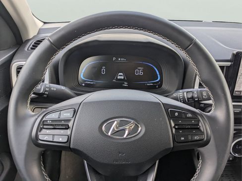 Certified 2025 Hyundai Venue Limited FWD image 32