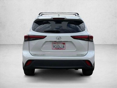 Used 2023 Toyota Highlander XLE AWD/4WD image 9