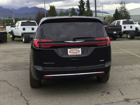 New 2026 Chrysler Pacifica Select image 7