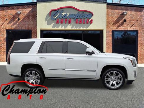 Used 2017 Cadillac Escalade Premium Luxury RWD image 3