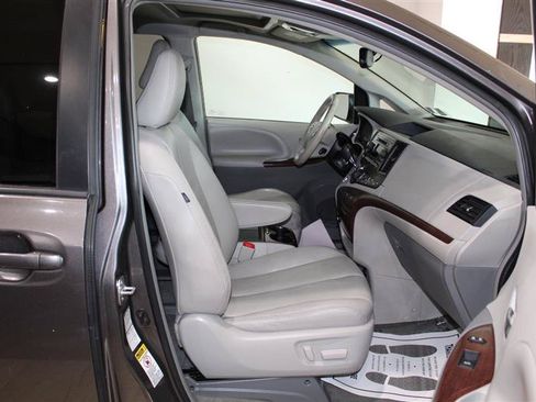 Used 2014 Toyota Sienna XLE AWD/4WD image 28