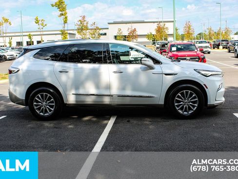 Used 2024 Buick Enclave Premium image 9