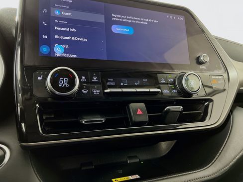 Used 2023 Toyota Highlander XLE image 16