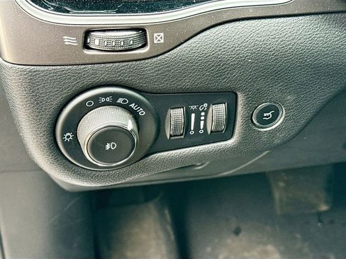 Used 2021 Jeep Cherokee Limited image 10