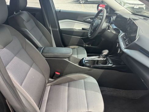 Used 2025 Chevrolet Trax LT image 31