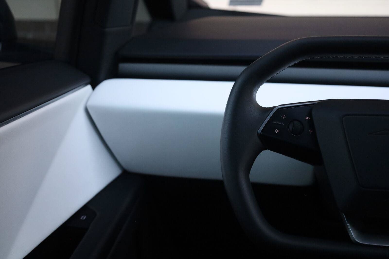 Used 2024 Tesla Cybertruck AWD Crew Cab image 34