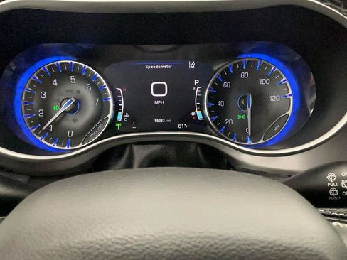 Used 2023 Chrysler Pacifica Touring-L w/ Uconnect Theater Family Group AWD/4WD image 21