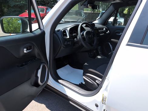 Used 2021 Jeep Renegade Latitude w/ Luxury Group II AWD/4WD image 12