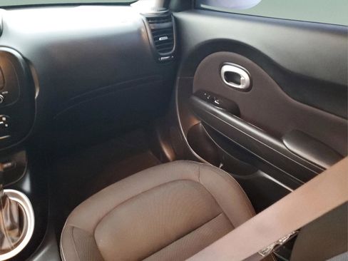 Used 2017 Kia Soul + image 10