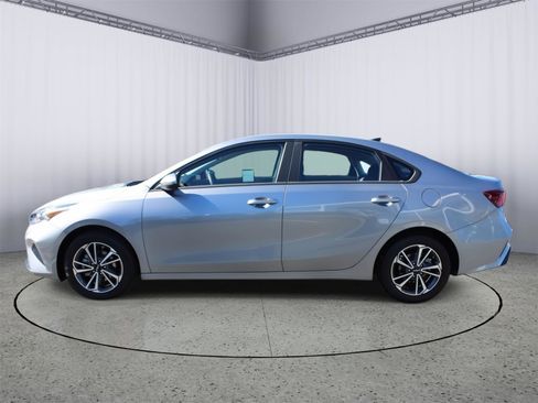Used 2023 Kia Forte LXS image 5