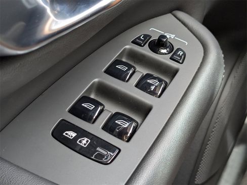 Certified 2025 Volvo XC90 B6 Plus image 27