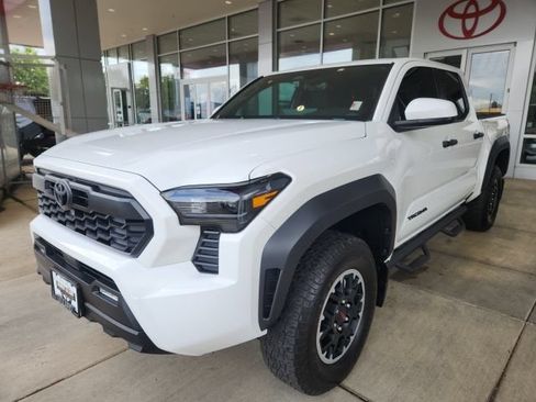 Certified 2025 Toyota Tacoma TRD Off-Road AWD/4WD image 5