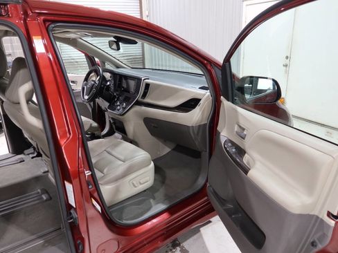 Used 2019 Toyota Sienna XLE FWD image 12