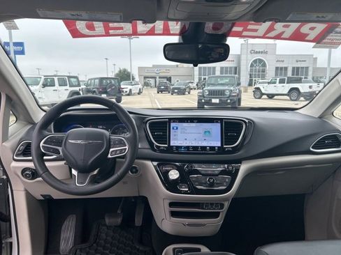 Used 2024 Chrysler Pacifica Touring-L image 40