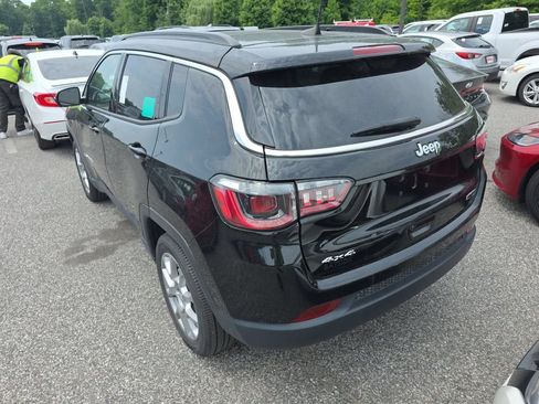 Used 2022 Jeep Compass Latitude w/ Sun and Sound Group AWD/4WD image 7