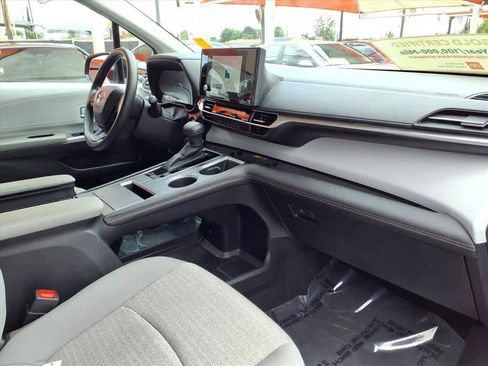Certified 2025 Toyota Sienna LE FWD image 23