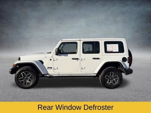 Used 2025 Jeep Wrangler Sahara image 11