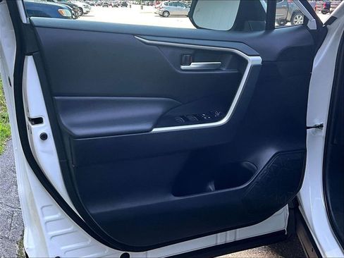 Used 2025 Toyota RAV4 XLE AWD/4WD image 9