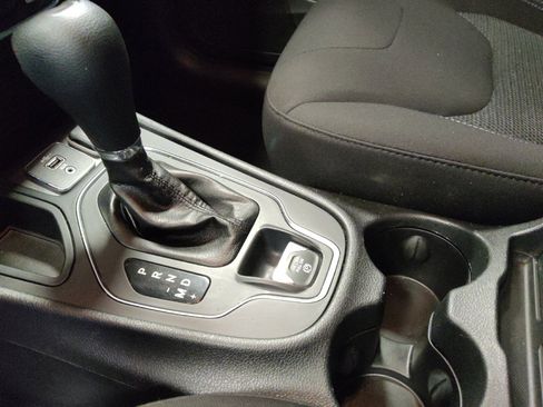 Used 2019 Jeep Cherokee Latitude w/ Popular Appearance Group FWD image 26