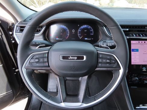 Certified 2023 Jeep Grand Cherokee Limited AWD/4WD image 17