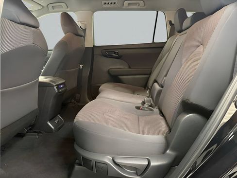 Used 2024 Toyota Highlander LE FWD image 13