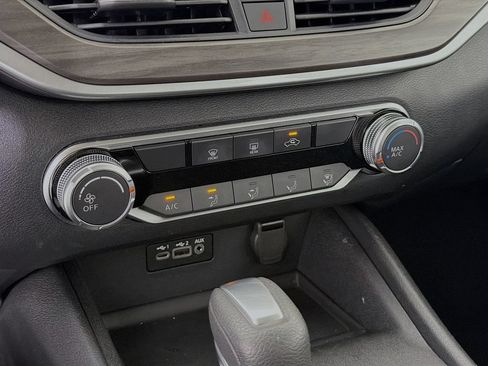 Used 2025 Nissan Altima 2.5 SV FWD image 18
