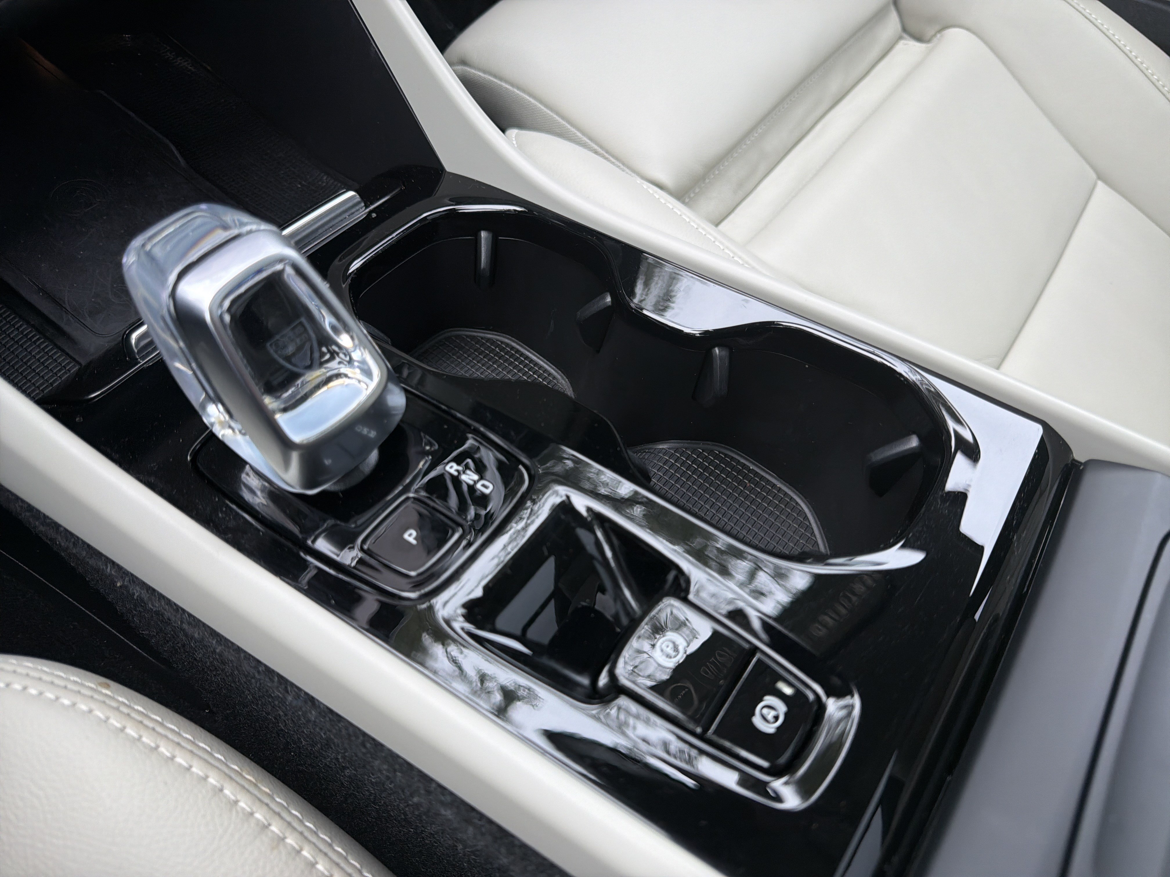 Certified 2024 Volvo XC40 B5 Plus AWD/4WD image 26