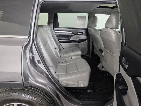 Used 2018 Toyota Highlander XLE AWD/4WD image 16