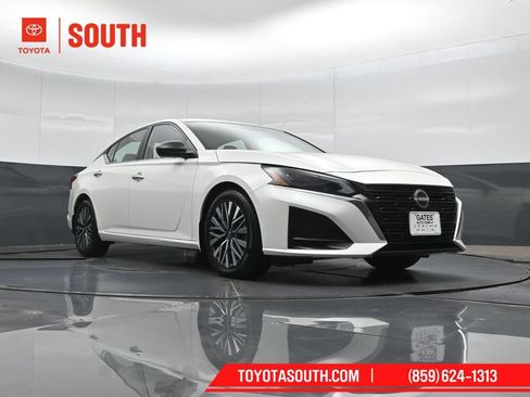 Used 2024 Nissan Altima 2.5 SV FWD image 37