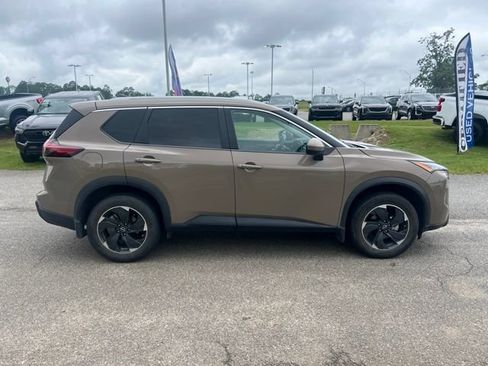 Used 2024 Nissan Rogue SV w/ SV Premium Package FWD image 4