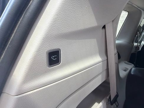 Used 2022 Chrysler Pacifica Touring-L FWD image 13