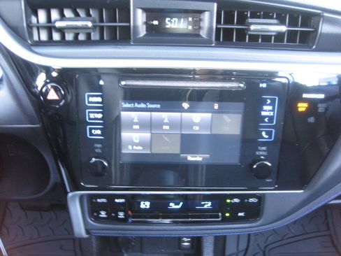 Used 2017 Toyota Corolla SE FWD image 35