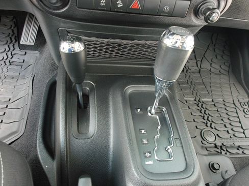 Used 2015 Jeep Wrangler Unlimited Rubicon w/ Connectivity Group AWD/4WD image 19