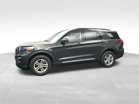 Used 2024 Ford Explorer XLT w/ Equipment Group 202A AWD/4WD image 2