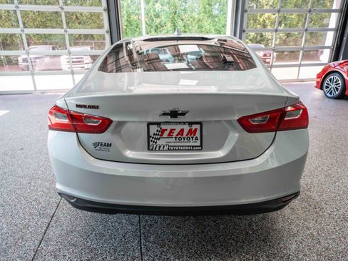 Used 2018 Chevrolet Malibu LT w/ Leather Package FWD image 3