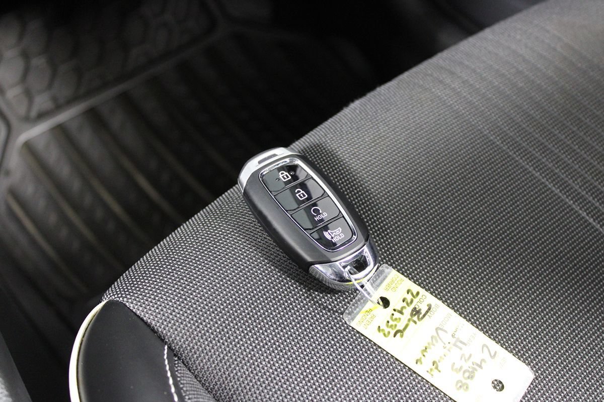 Used 2023 Hyundai Venue Limited FWD image 17