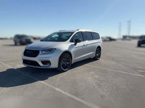 New 2026 Chrysler Pacifica Select image 3