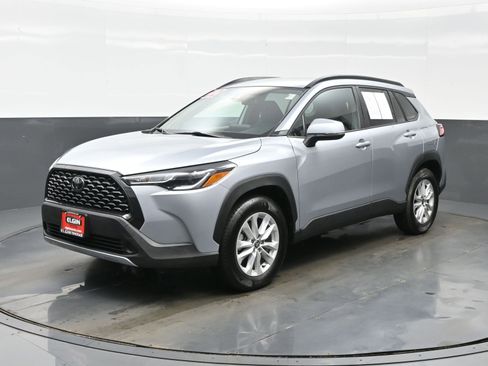 Used 2022 Toyota Corolla Cross LE image 2