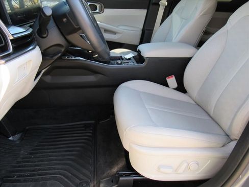 Used 2025 Kia Sorento S w/ Panoramic Sunroof Package image 15