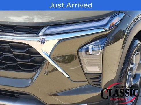 Used 2024 Chevrolet Trax LT w/ Sunroof Package image 24