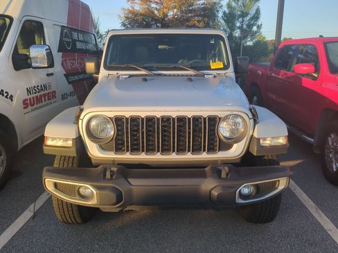 Used 2024 Jeep Gladiator Sport AWD/4WD image 4
