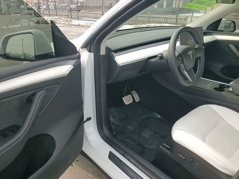 Used 2023 Tesla Model Y Performance image 12