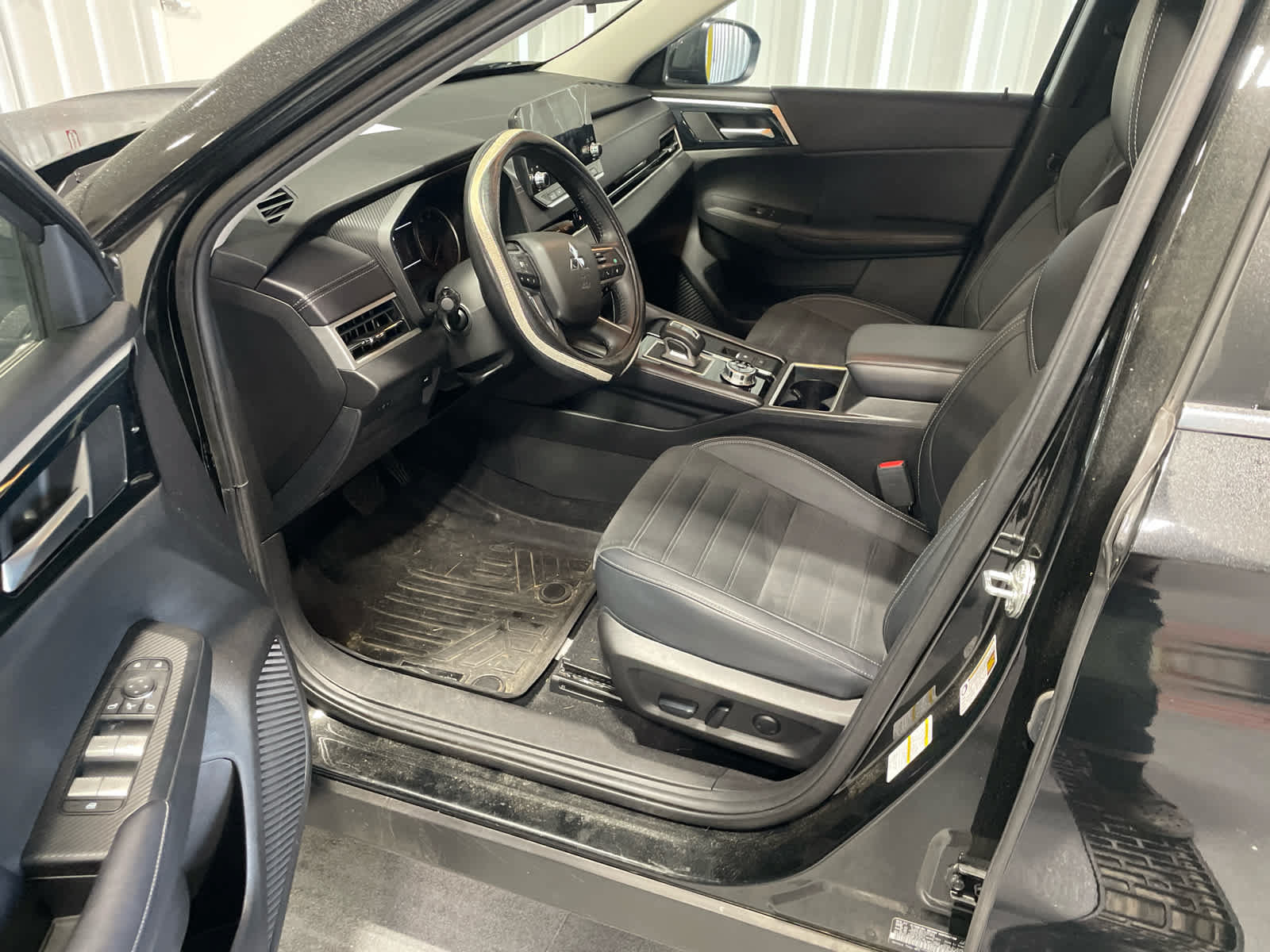 Used 2023 Mitsubishi Outlander SE AWD/4WD image 6