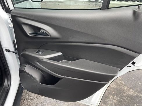 Used 2025 Chevrolet Trax LT w/ LT Convenience Package image 17