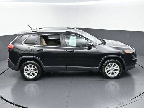 Used 2018 Jeep Cherokee Latitude w/ Safety Group AWD/4WD image 41