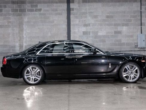 Used 2016 Rolls-Royce Ghost image 2